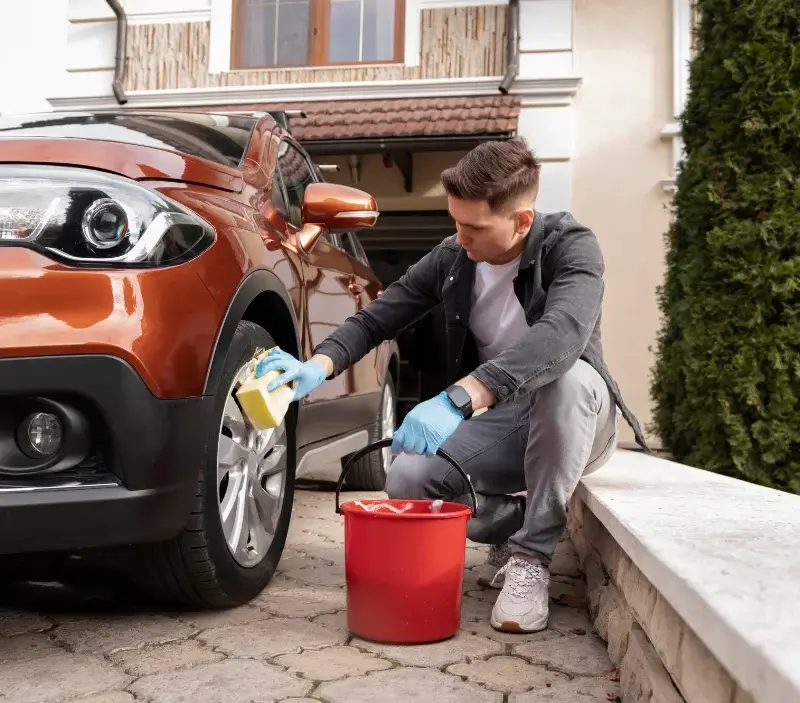 Lavage auto à domicile Les Fosses : professionnel intervenant sur un véhicule